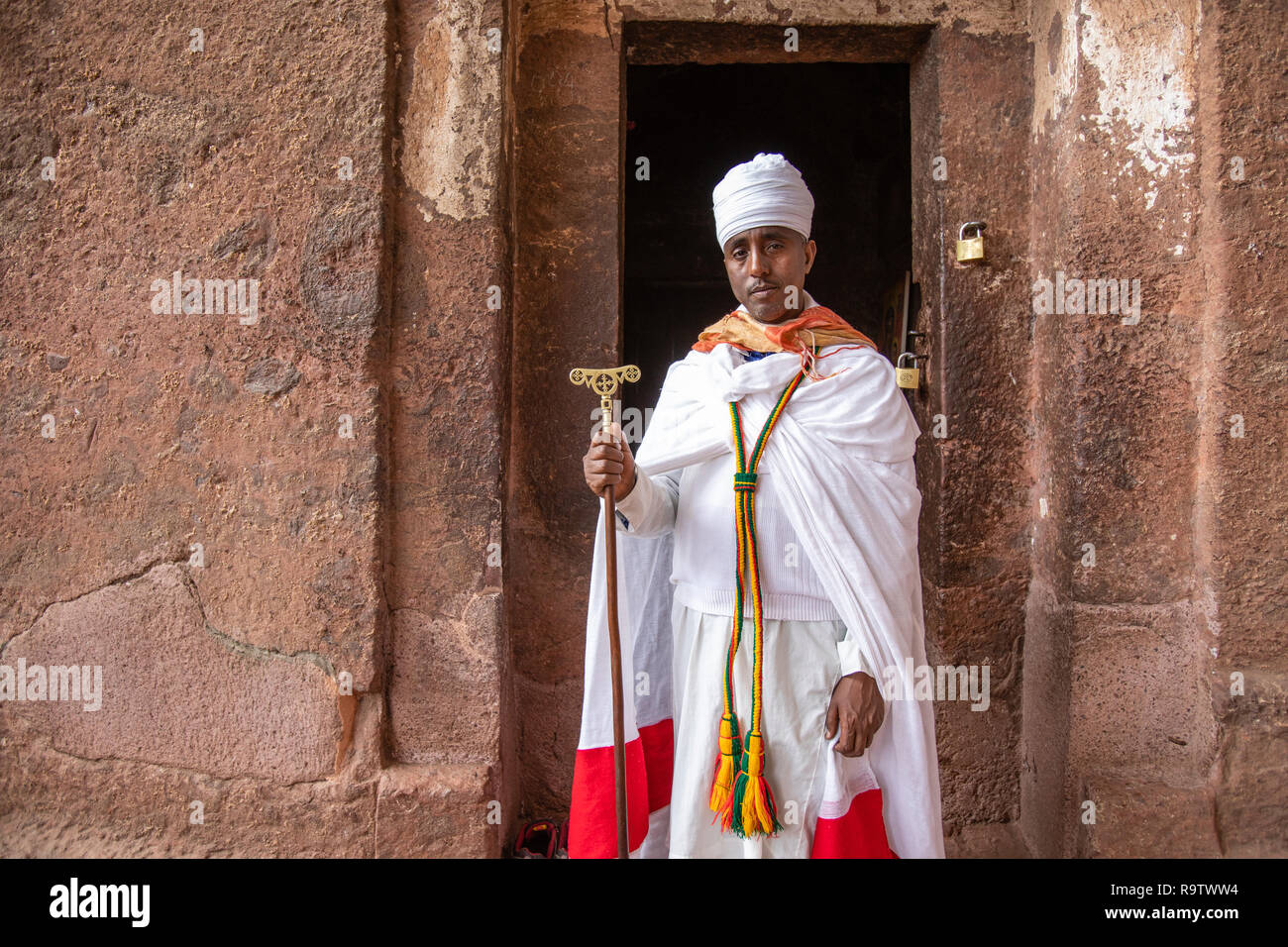 Prêtre à la rock-cut église de maison de la Croix à Lalibela, Éthiopie Banque D'Images
