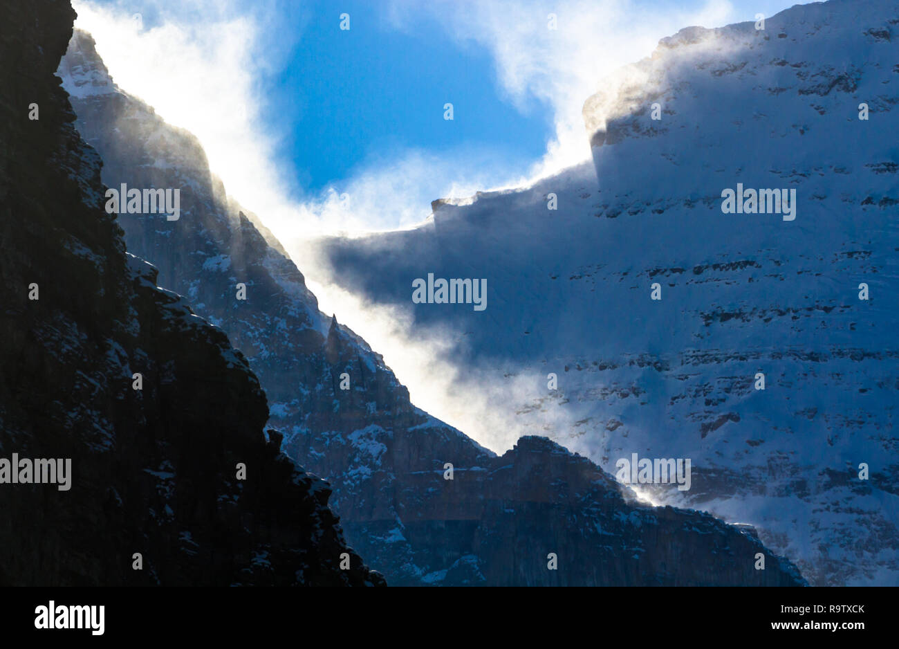 Soleil derrière les montagnes combine avec des nuages pour créer beauté abstraite au Lac Louise - un bijou - Montagnes Rocheuses, dans le parc national Banff, Alberta, Canada. Banque D'Images