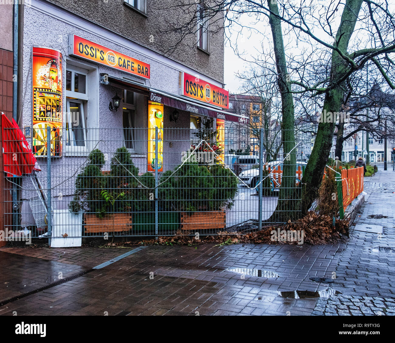 Berlin, Weissensee Rennbahnstrasse 2, Ossi's Bar & Café extérieur. Boutique de vente à emporter, fast food & snacks Banque D'Images