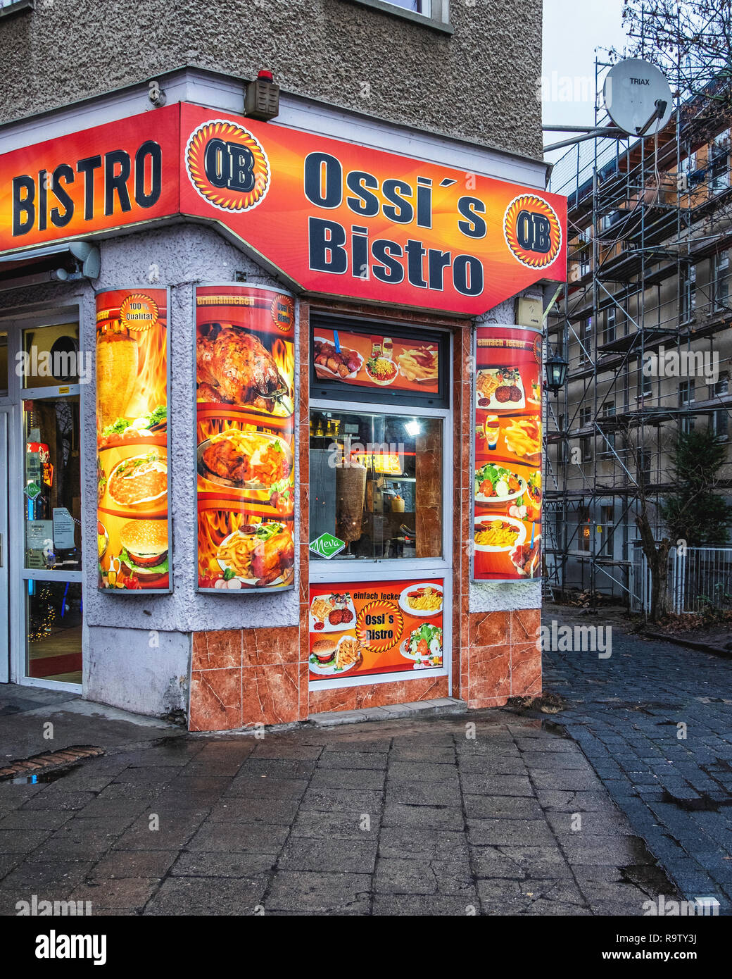 Berlin, Weissensee Rennbahnstrasse 2, Ossi's Bar & Café extérieur. Boutique de vente à emporter, fast food & snacks Banque D'Images