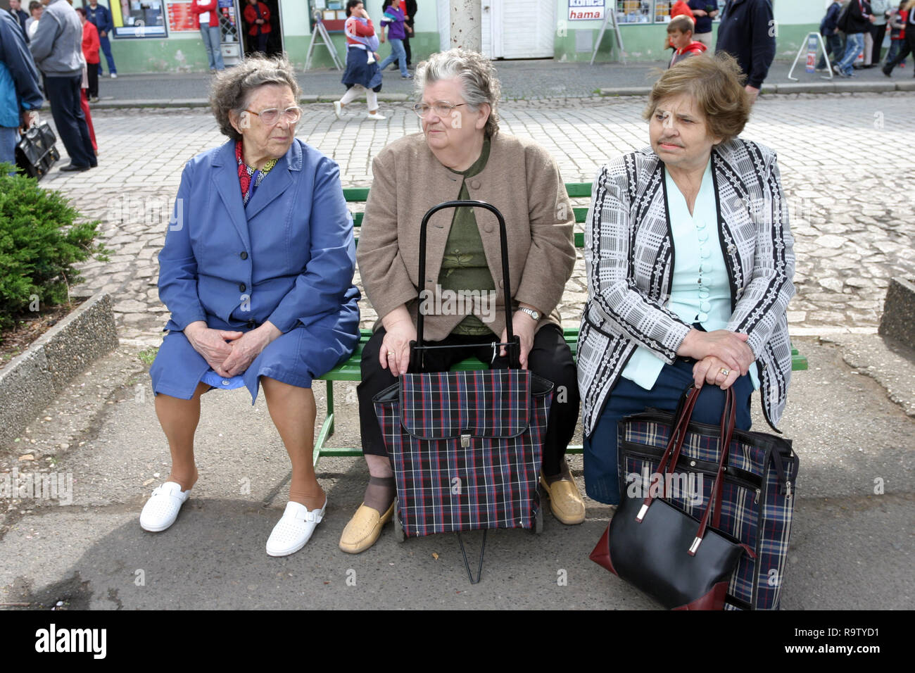 Trois femmes âgées sur un banc aînés âgés Banque D'Images