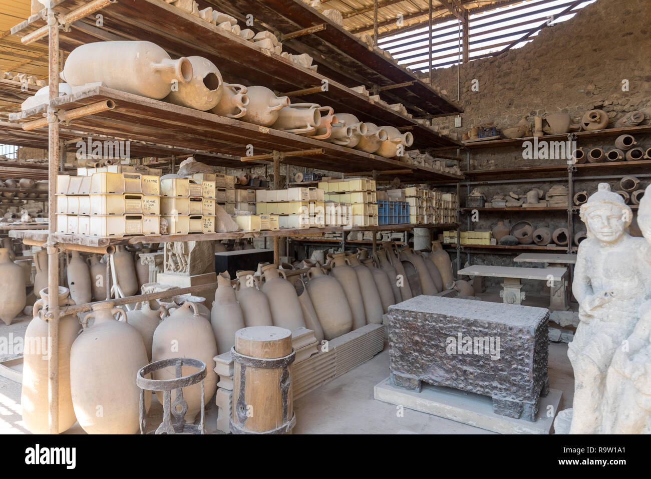 Navires, pots et une variété d'objets d'éruption du Vésuve à Pompéi ont été excavés et catalogué .Pompei, Italie Banque D'Images