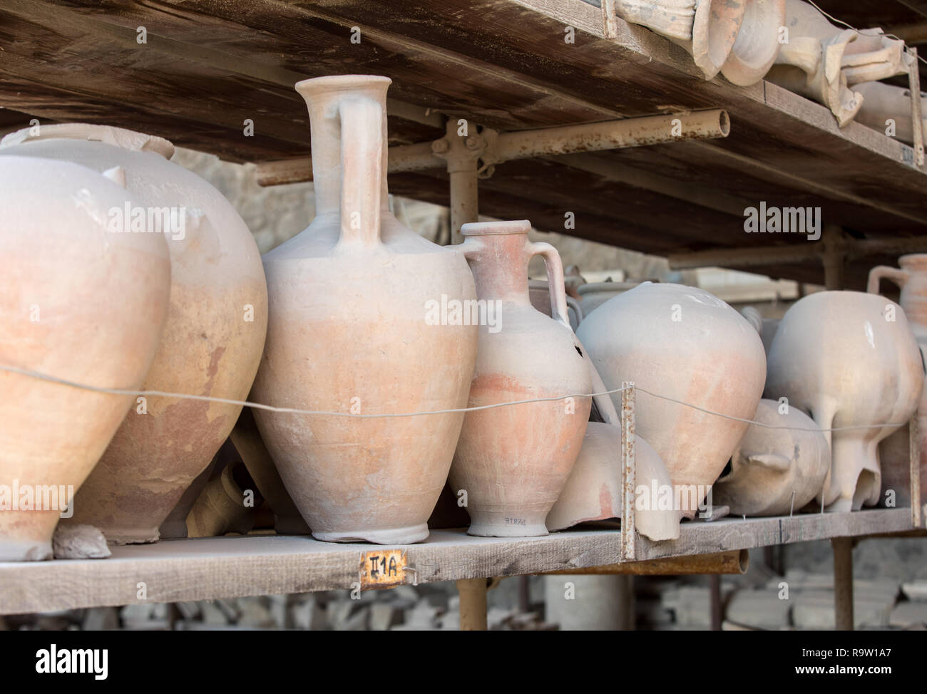 Navires, pots et une variété d'objets d'éruption du Vésuve à Pompéi ont été excavés et catalogué .Pompei, Italie Banque D'Images