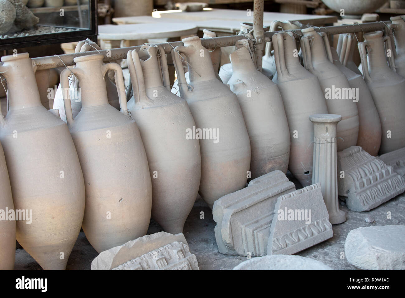 Navires, pots et une variété d'objets d'éruption du Vésuve à Pompéi ont été excavés et catalogué .Pompei, Italie Banque D'Images