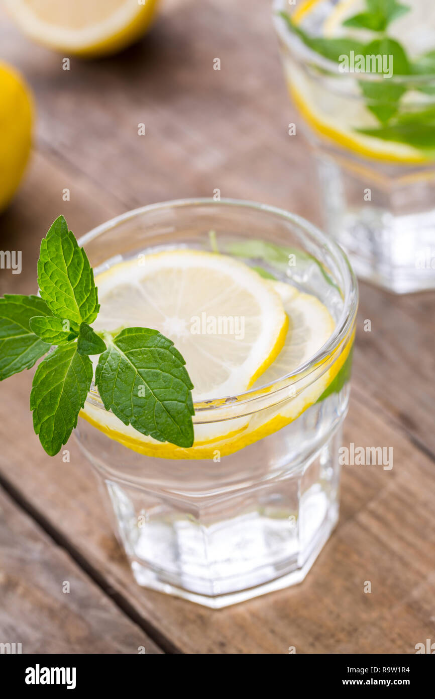 L'eau infusée citron frais Frais boisson detox Banque D'Images