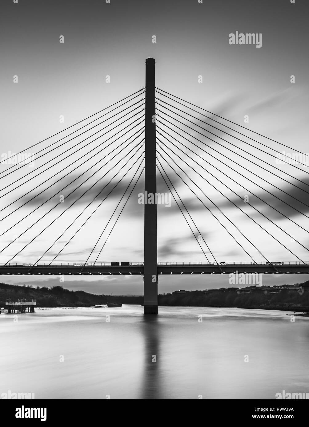 Un noir et blanc fine art longue exposition de la nouvelle flèche du nord du pont enjambant la rivière Wear à Sunderland. Banque D'Images