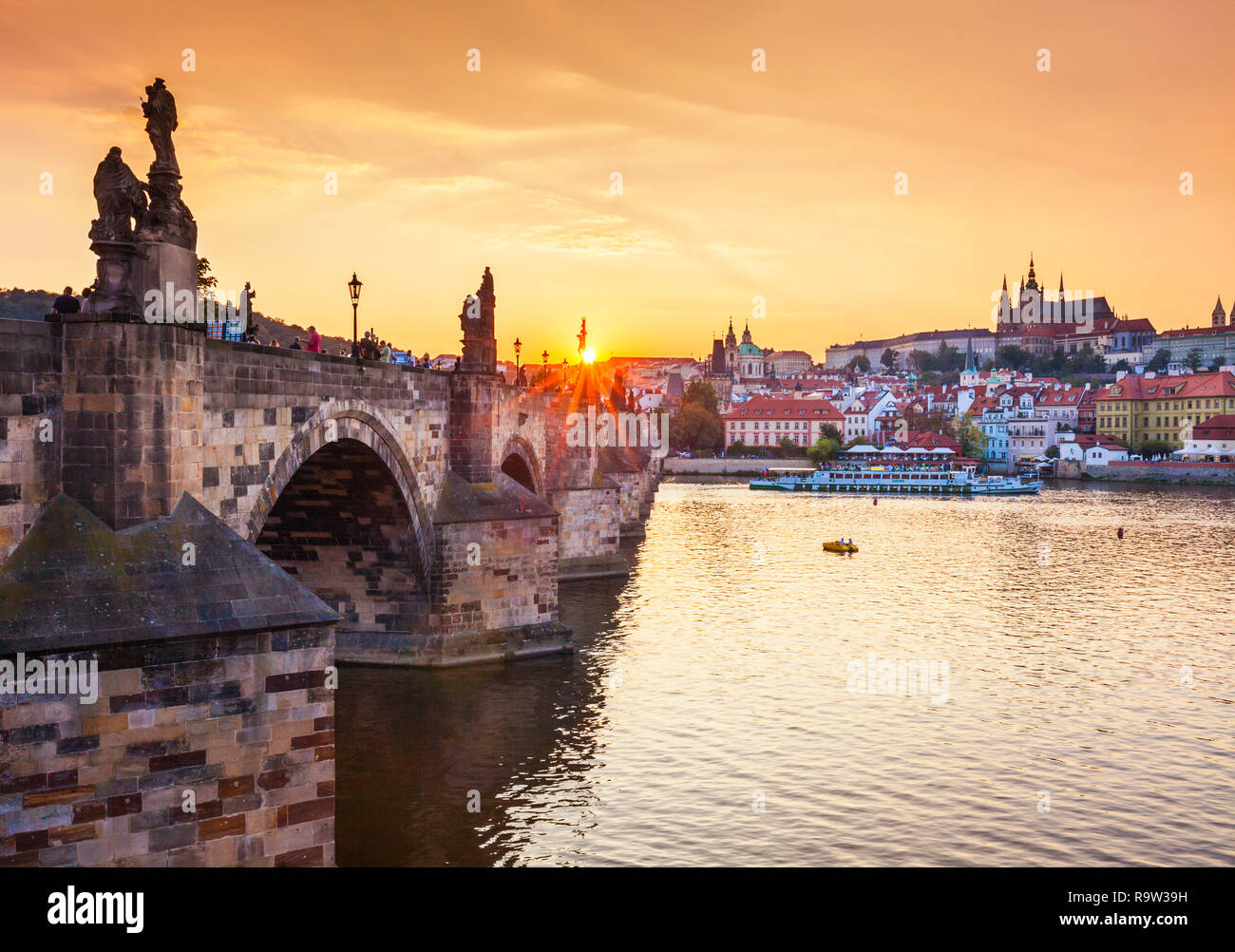 Charles Bridge Prague pont Charles Rivière Vltava la nuit coucher du soleil avec l'horizon de château de Prague et cathédrale Saint-vitus Prague Praha République Tchèque Banque D'Images