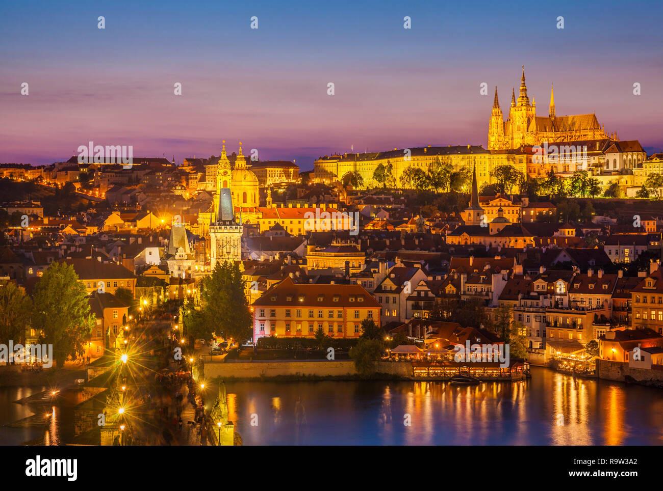 Prague skyline at night avec Charles Bridge Prague Castle Habour sur le coteau de Mala Strana Prague République Tchèque Europe Banque D'Images