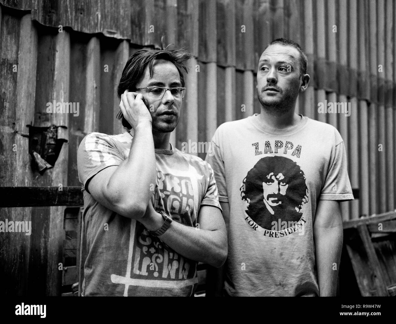 Basement Jaxx, duo électronique anglais Felix Buxton et Simon Ratcliffe a photographié à leur studio de Brixton, août 2003.Londres, Angleterre, Royaume-Uni. Banque D'Images