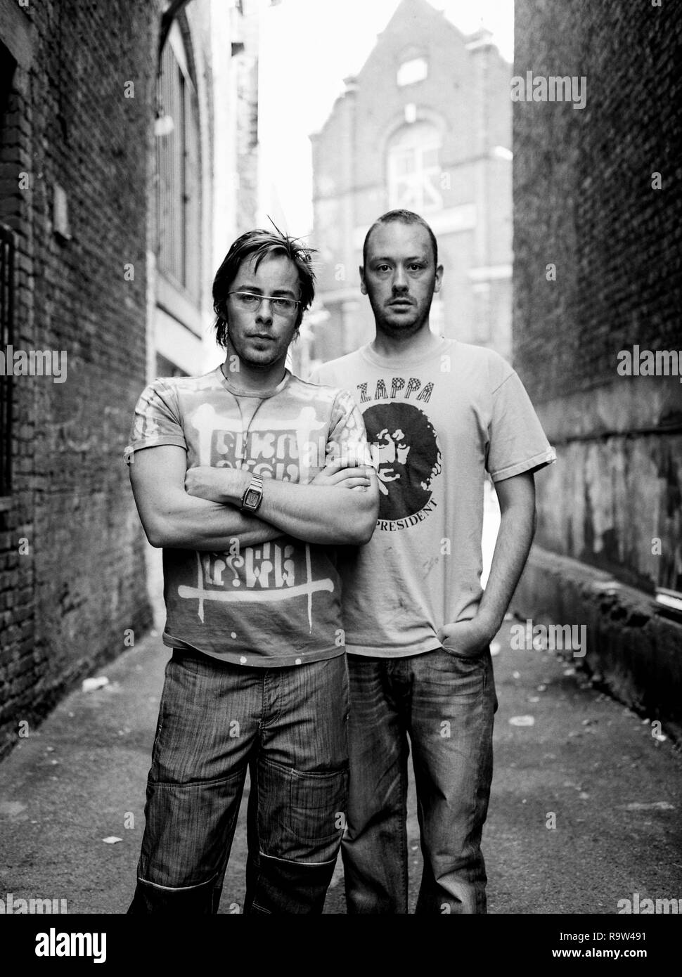 Basement Jaxx, duo électronique anglais Felix Buxton et Simon Ratcliffe a photographié à leur studio de Brixton, août 2003.Londres, Angleterre, Royaume-Uni. Banque D'Images