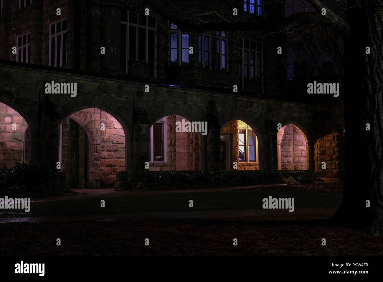 Vue nocturne de l'extérieur d'un sombre couloir voûté de la chapelle de Tous les Saints à l'Université du Sud à Sewanee, Tennessee. Banque D'Images