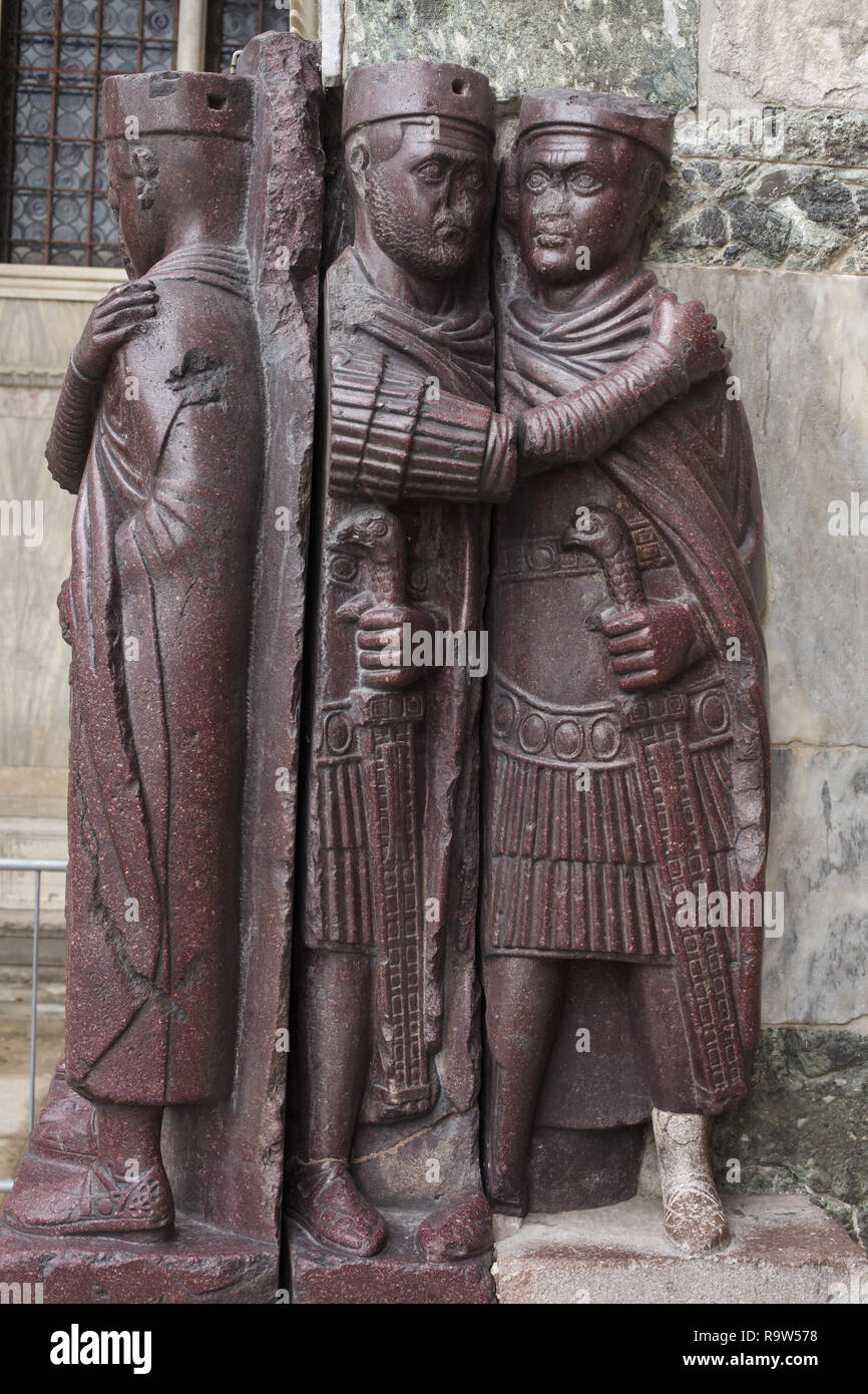 Portrait des quatre Tetrarchs. Groupe sculptural de porphyre de quatre empereurs romains datée de autour de 300 fixe AD dans un coin de la façade de la Basilique Saint Marc (Basilica di San Marco) à Venise, Italie. Banque D'Images