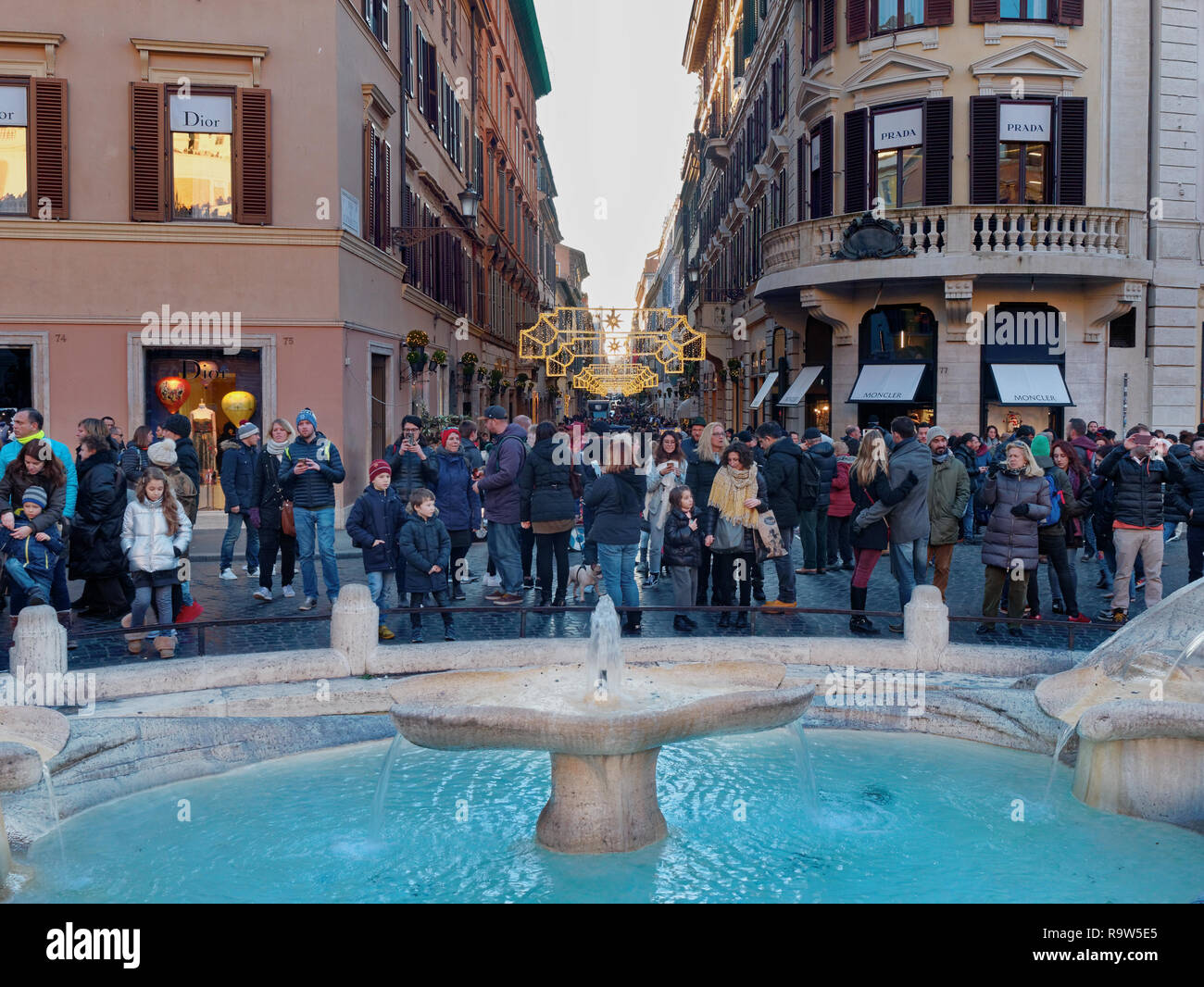 Rome, Italie - 29 déc 2017 : les touristes faisant du shopping au carré de l'Espagne Maison de vacances à Noël ou Noël Banque D'Images