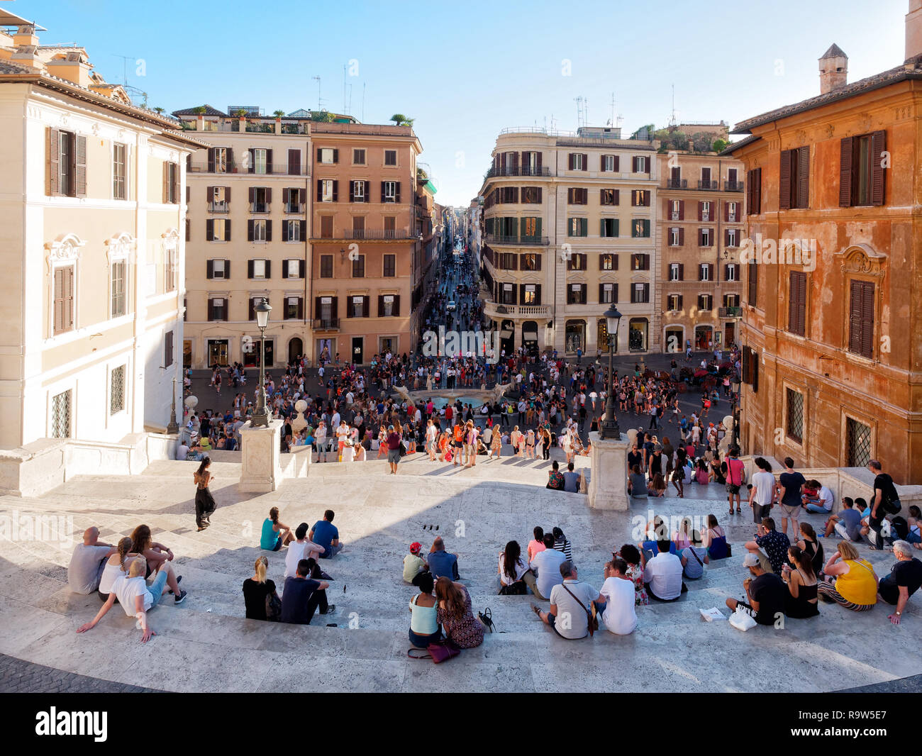 Rome, Italie - Juillet 2017 : les touristes s'asseoir sur les marches espagnoles Banque D'Images