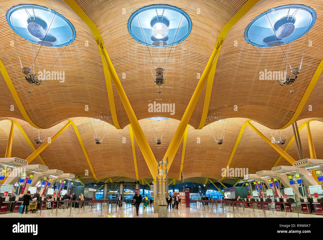 Terminal de l'aéroport de Madrid 4 départs Aéroport Madrid Barajas conçu par Antonio Lamela, Richard Rogers, Aeropuerto Adolfo Suárez. Madrid-Barajas Banque D'Images