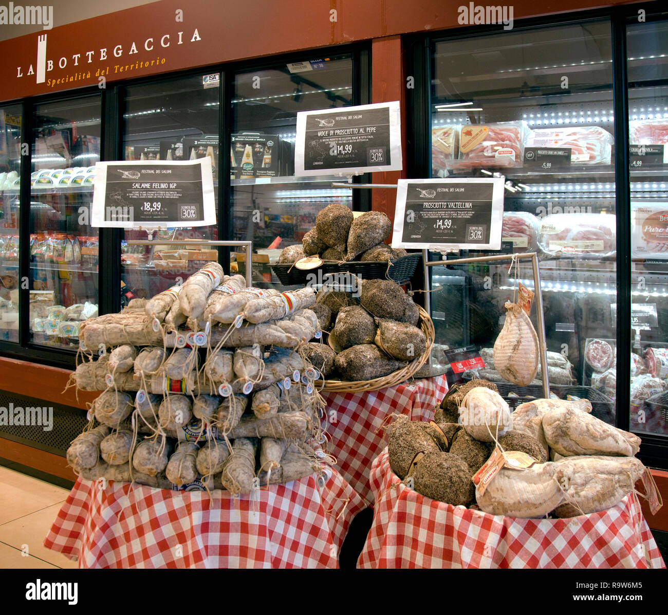 Spécialités régionales -- plusieurs types de jambon, salami, et fromages -- tenter les voyageurs au bord d'un dépanneur dans l'Italie centrale. Banque D'Images