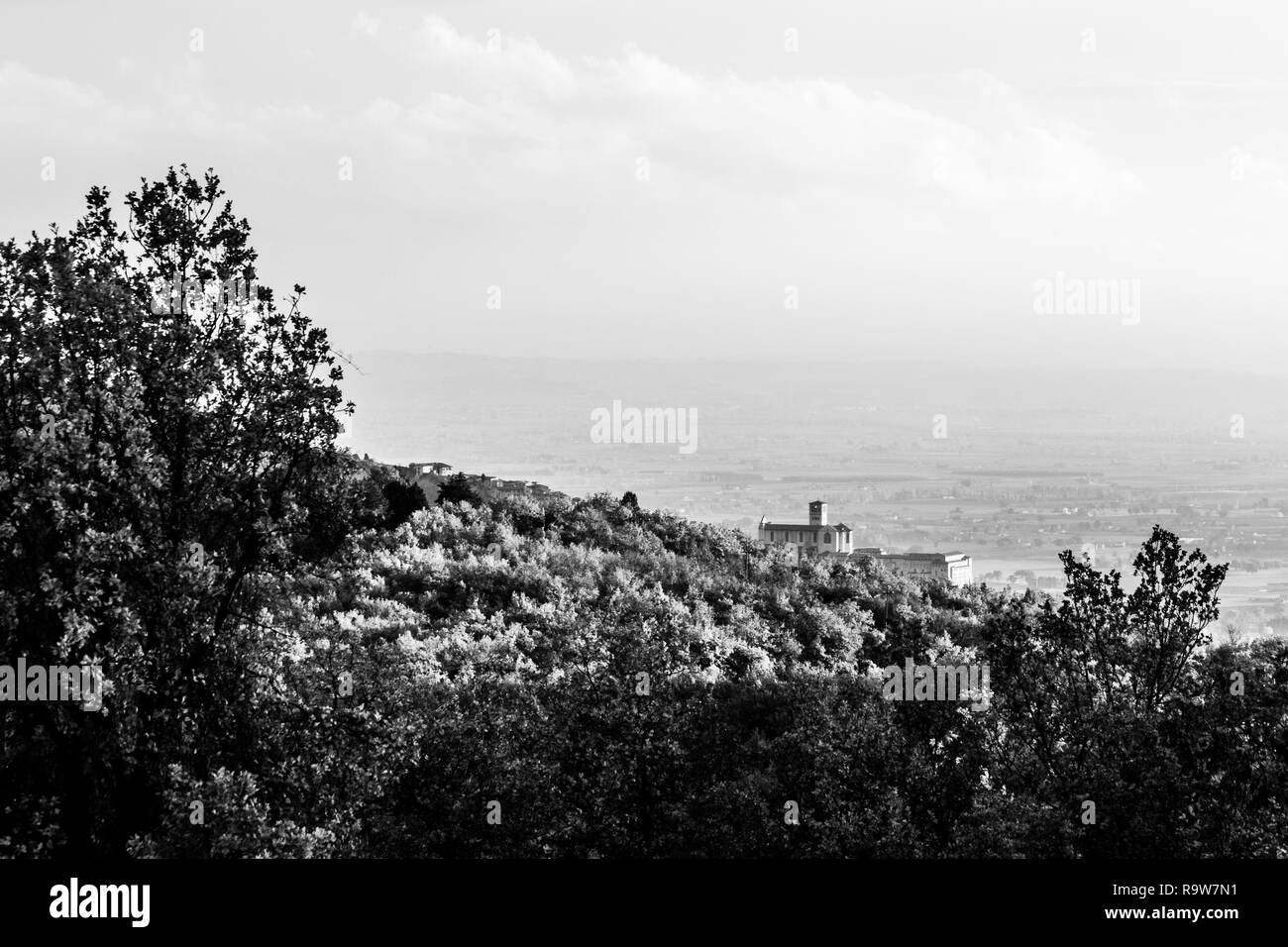 Belle vue sur la ville d'assise (Ombrie) à l'automne d'un lieu atypique, derrière une colline avec des arbres Banque D'Images