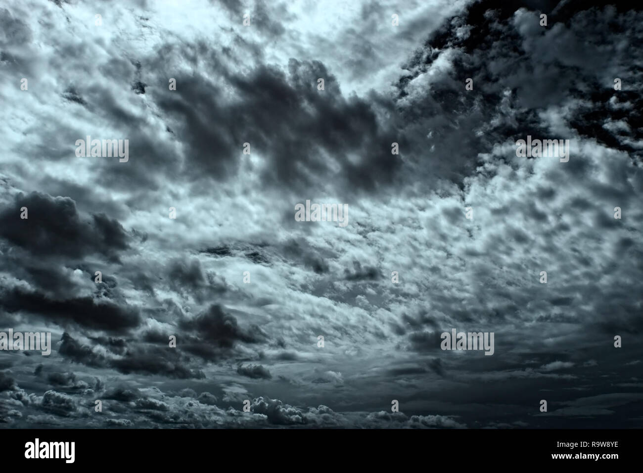 Nuages de tempête dramatiques solides avant Banque D'Images