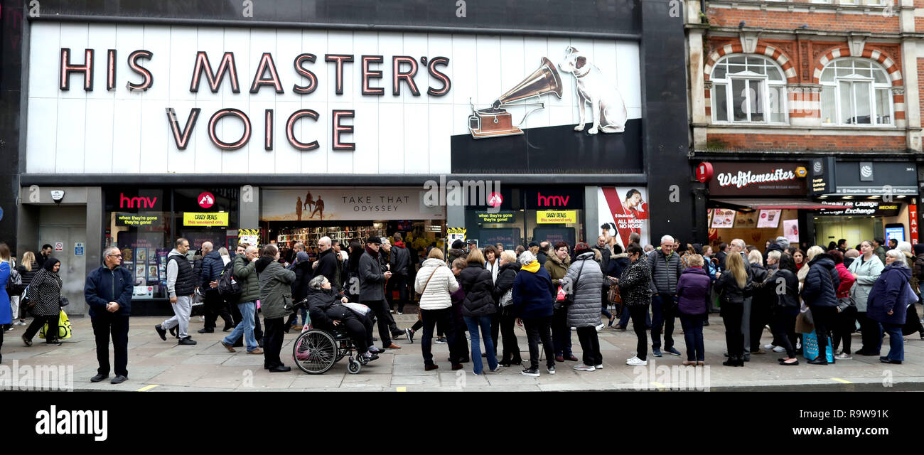 Pic montre : HMV store dans Oxford Street avec de grandes files d'attente à l'extérieur plus de noël. Mais ces gens ont été d'attente afin de voir Cliff Richard qui allait une Banque D'Images