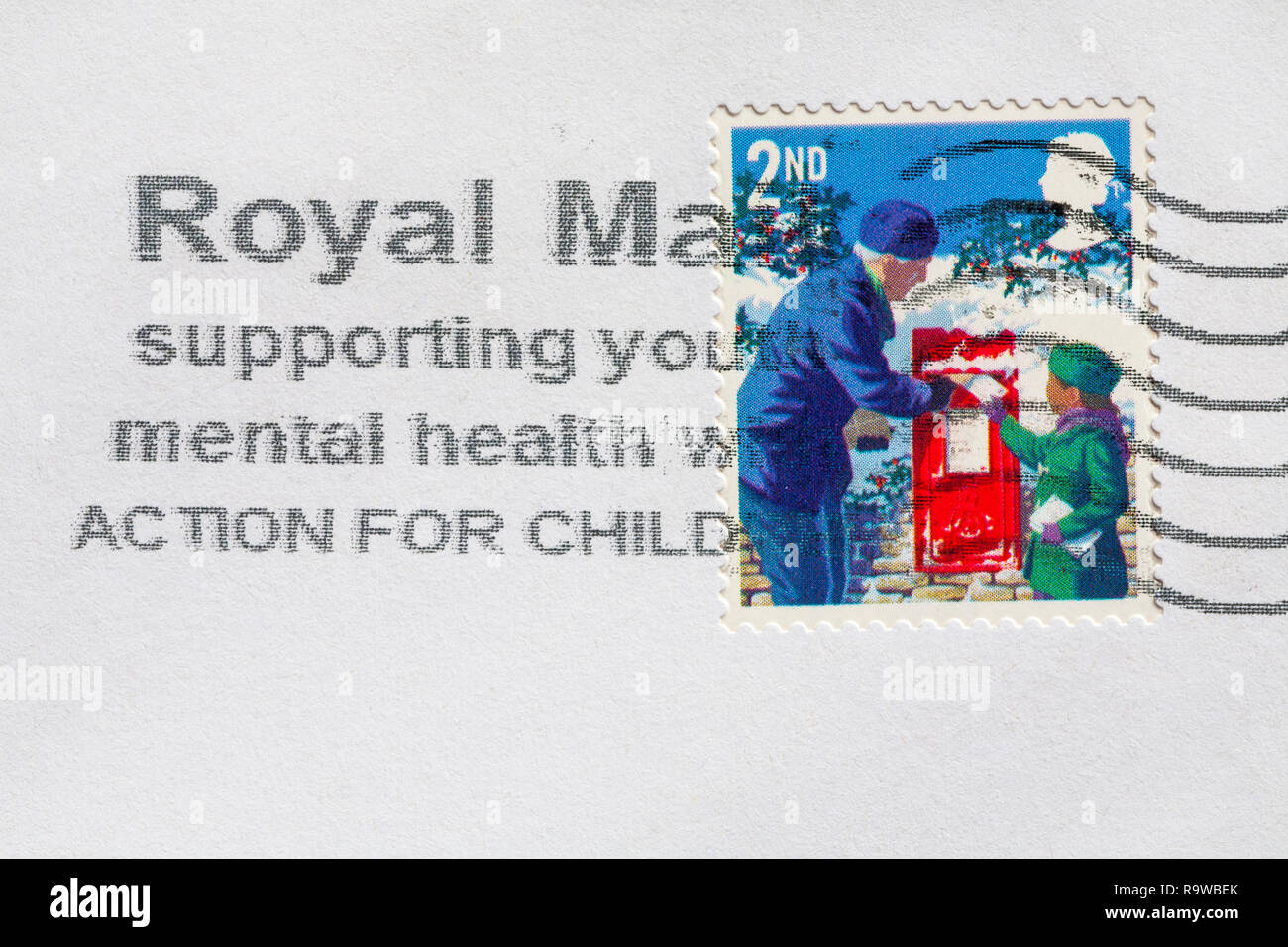 Royal mail soutenant la santé mentale des jeunes avec un message action for Children estampillé avec un timbre de Noël de 2e classe sur l'enveloppe - affranchissement de 2e classe Banque D'Images