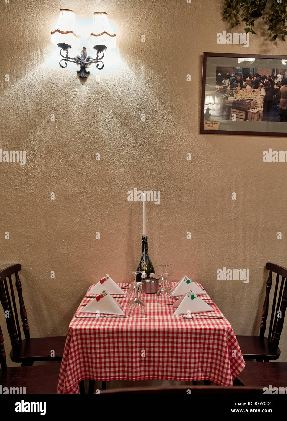 Intérieur du restaurant italien traditionnel avec nappes à carreaux blancs et rouges dans la région de Lancaster, nord de la Grande-Bretagne Banque D'Images