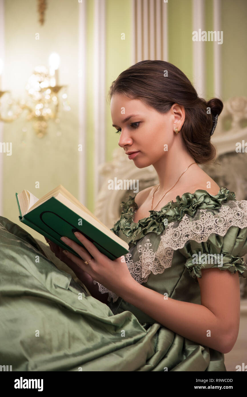 Portrait de femme portant la mode baroque rétro vintage Vert robe à vieux palais intérieur Banque D'Images