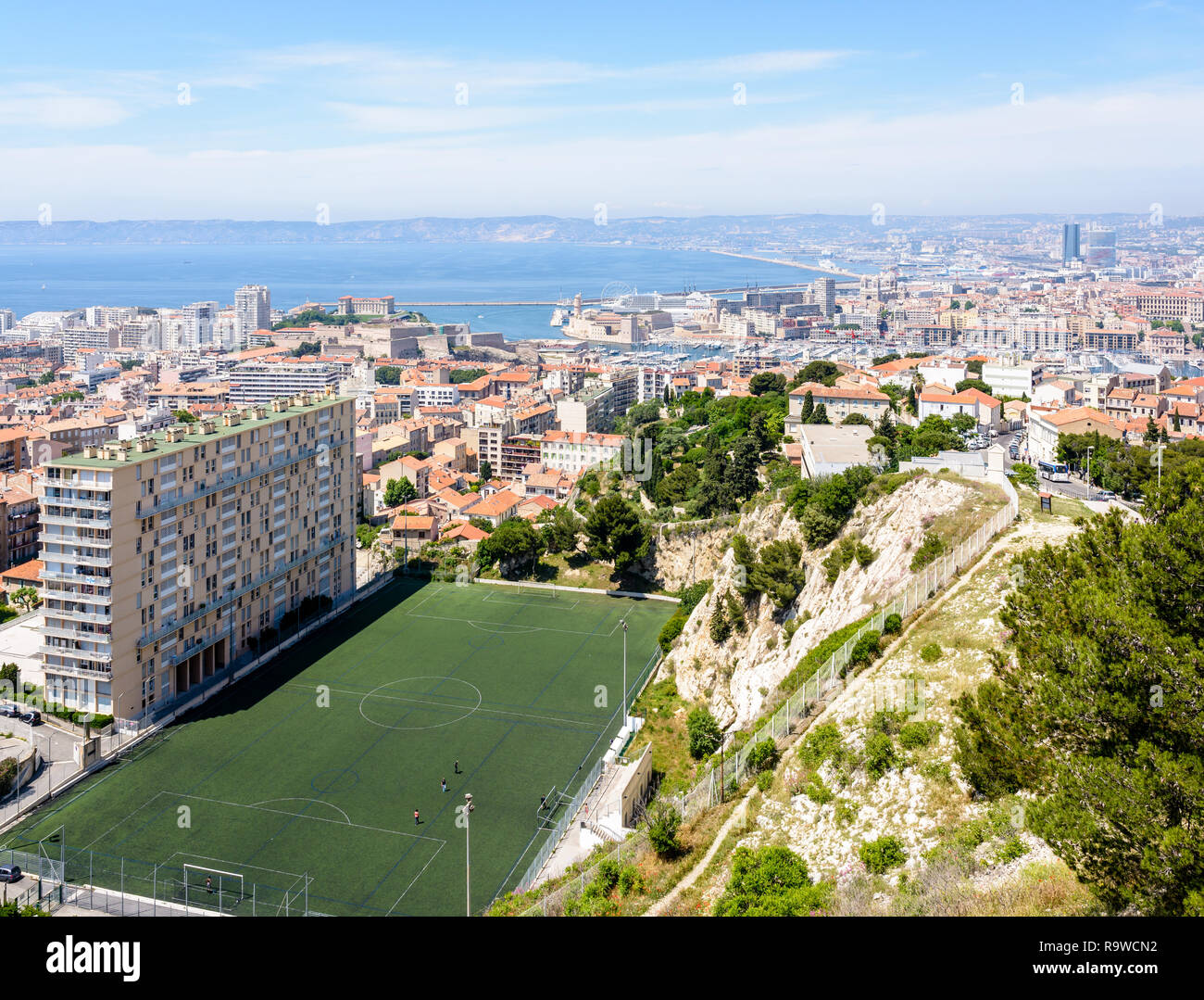 Vue panoramique sur Marseille, France, et le Vieux Port de Notre-Dame de la Garde avec le Di Giovanni terrain de football au premier plan. Banque D'Images