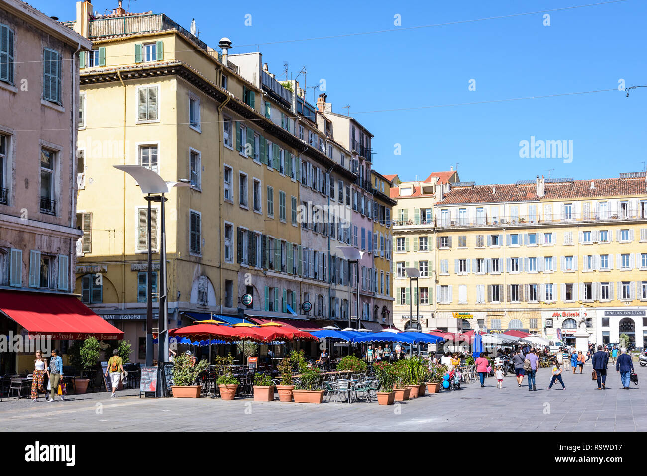 Cours Estienne d'Orves est une grande place piétonne à proximité du Vieux Port de Marseille, France, avec restaurants, bars et terrasses. Banque D'Images