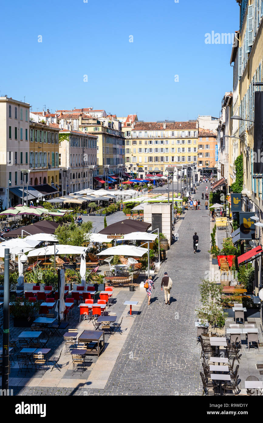 Cours Estienne d'Orves est une grande place piétonne à proximité du Vieux Port de Marseille, France, avec restaurants, bars et terrasses. Banque D'Images