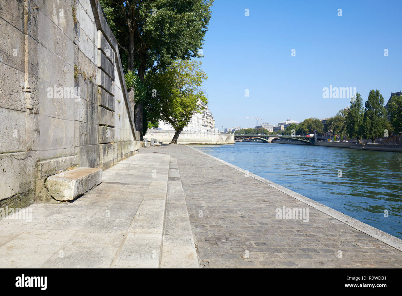 Paris, Seine (quais de) pierre grise dans un jour d'été ensoleillé Banque D'Images