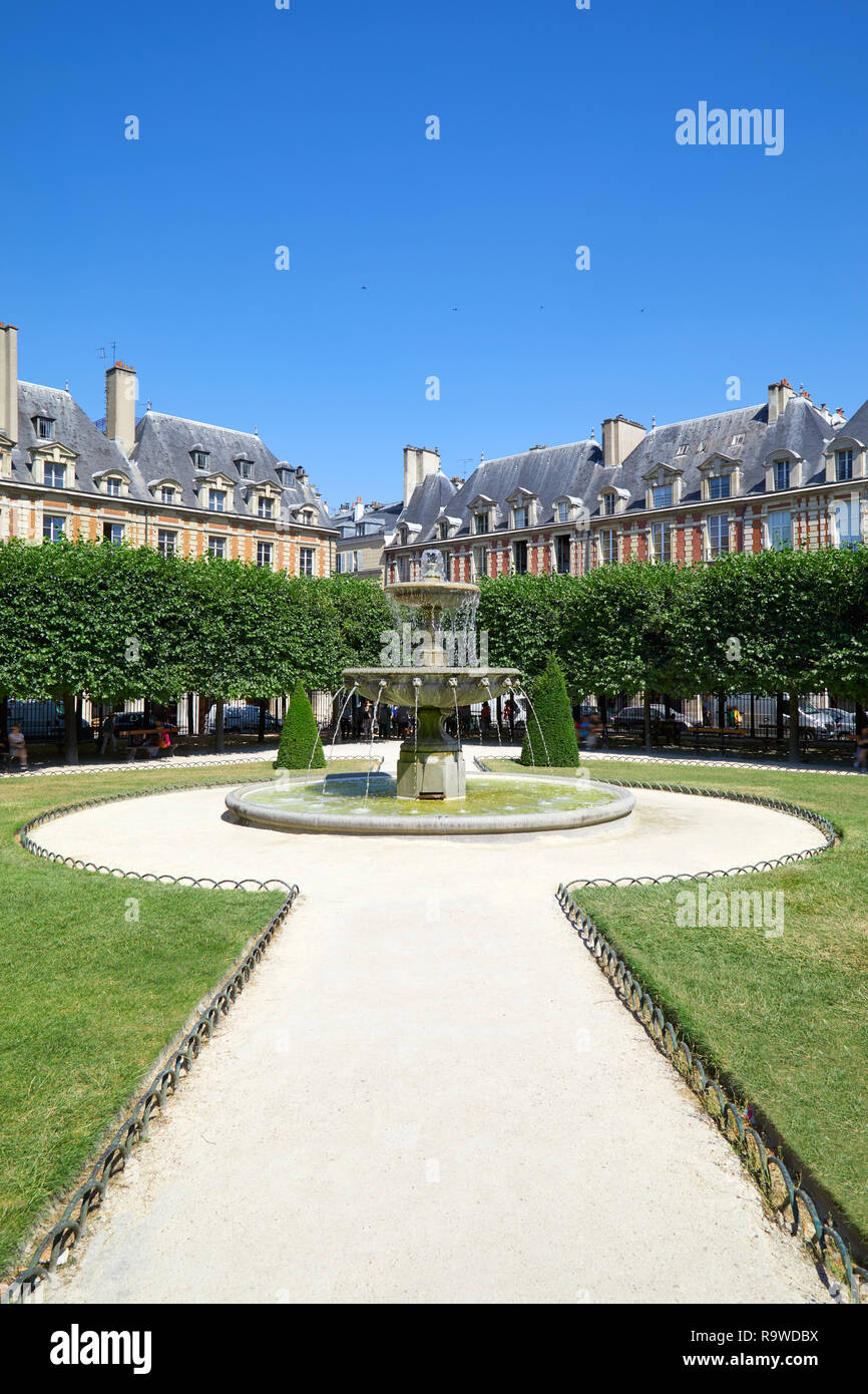 Place des Vosges, le chemin d'une fontaine dans le jardin à Paris dans un beau jour d'été, ciel bleu clair Banque D'Images