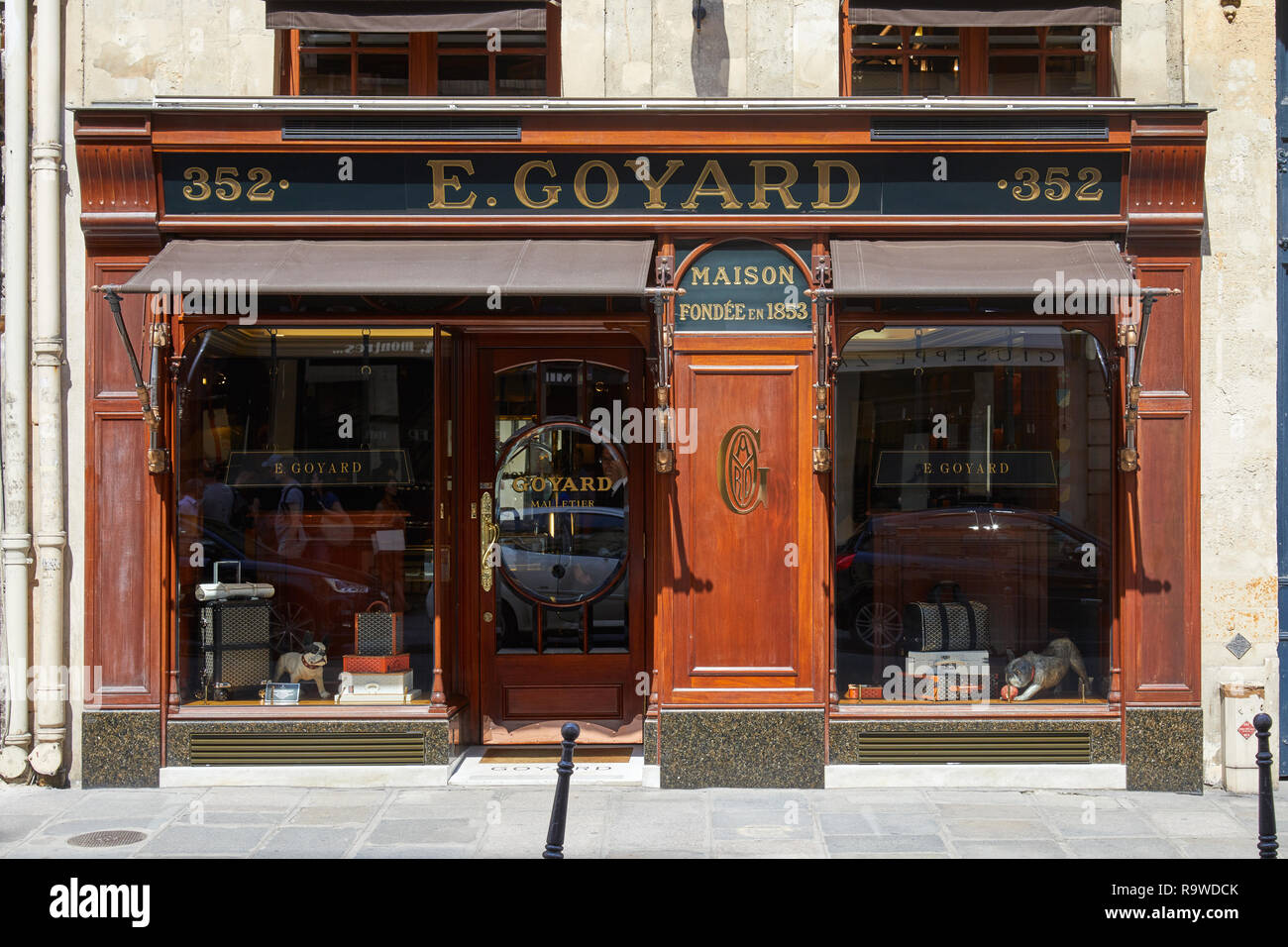 PARIS, FRANCE - 07 juillet 2018 : magasin de luxe Goyard à Paris avec fenêtres et façade en bois dans une journée ensoleillée Banque D'Images