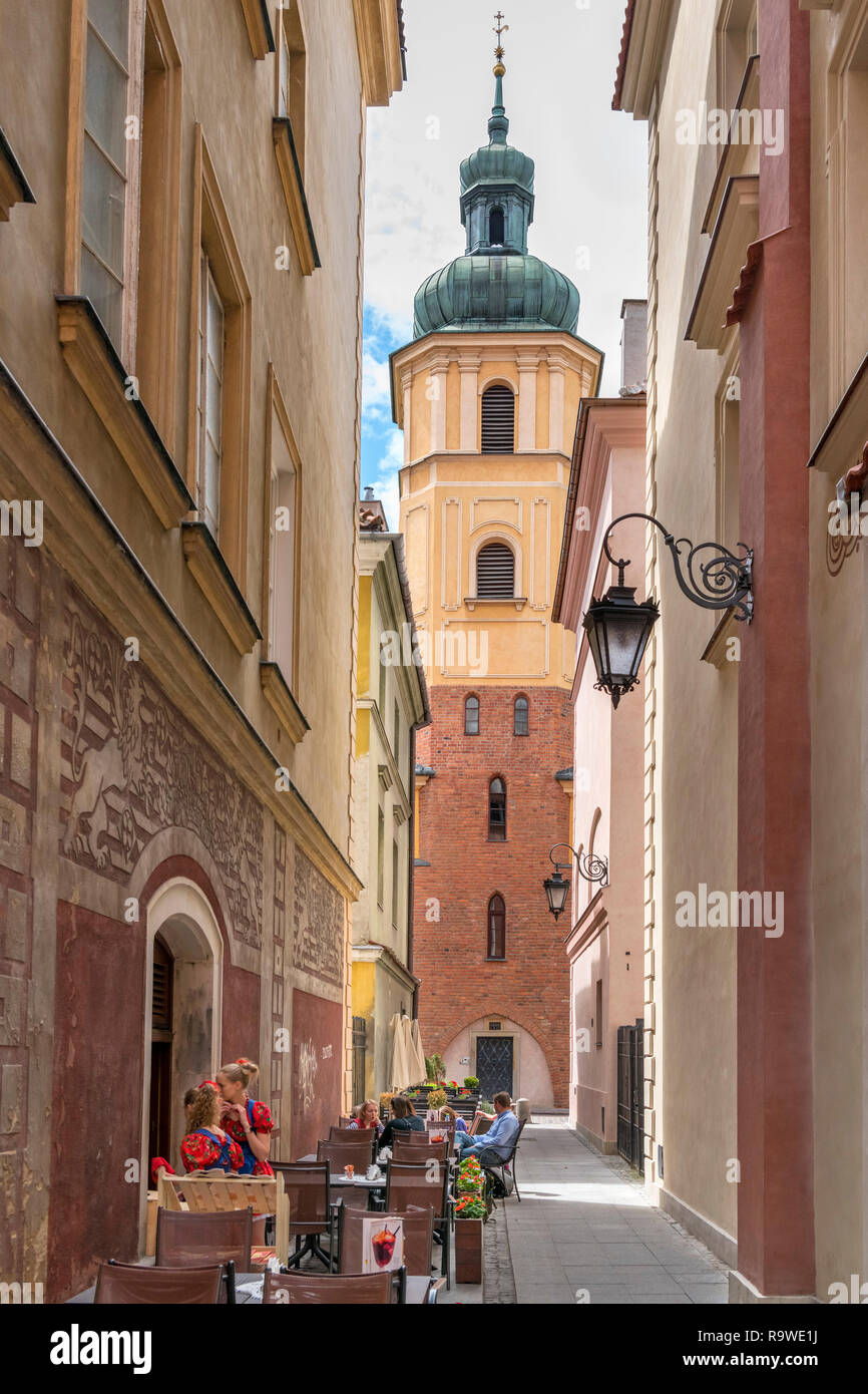 Restaurant sur une rue étroite près de la place de la vieille ville (Rynek Starego Miasta), Varsovie, Pologne Banque D'Images