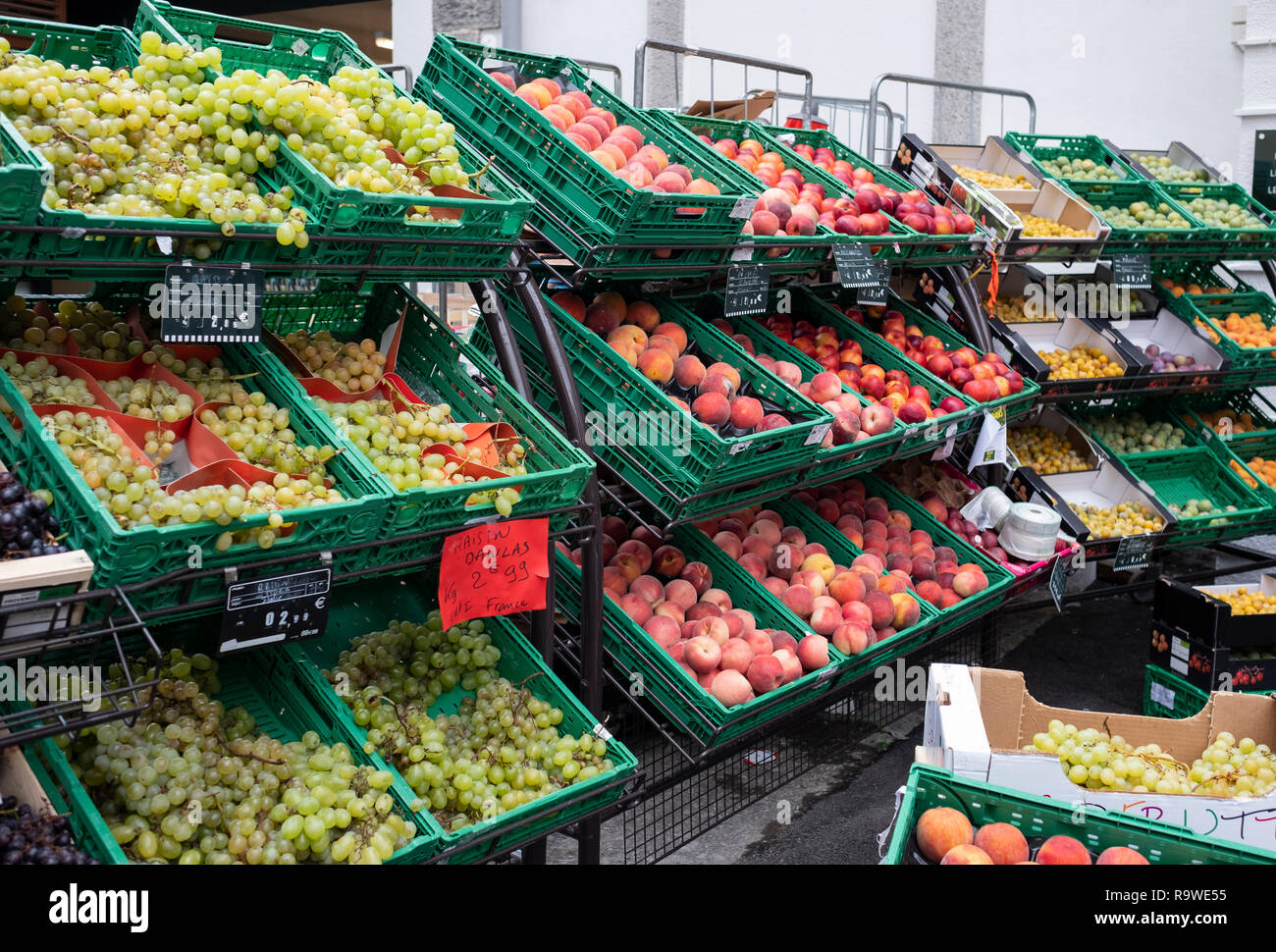 Tiroirs de variétés de fruits de différentes tailles et couleurs en magasin de fruits Banque D'Images