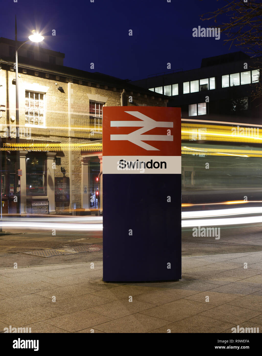 SWINDON, Royaume-Uni - 27 décembre 2018 : La gare de Swindon Wiltshire en signe de nuit avec légèreté d'un bus qui passe Banque D'Images