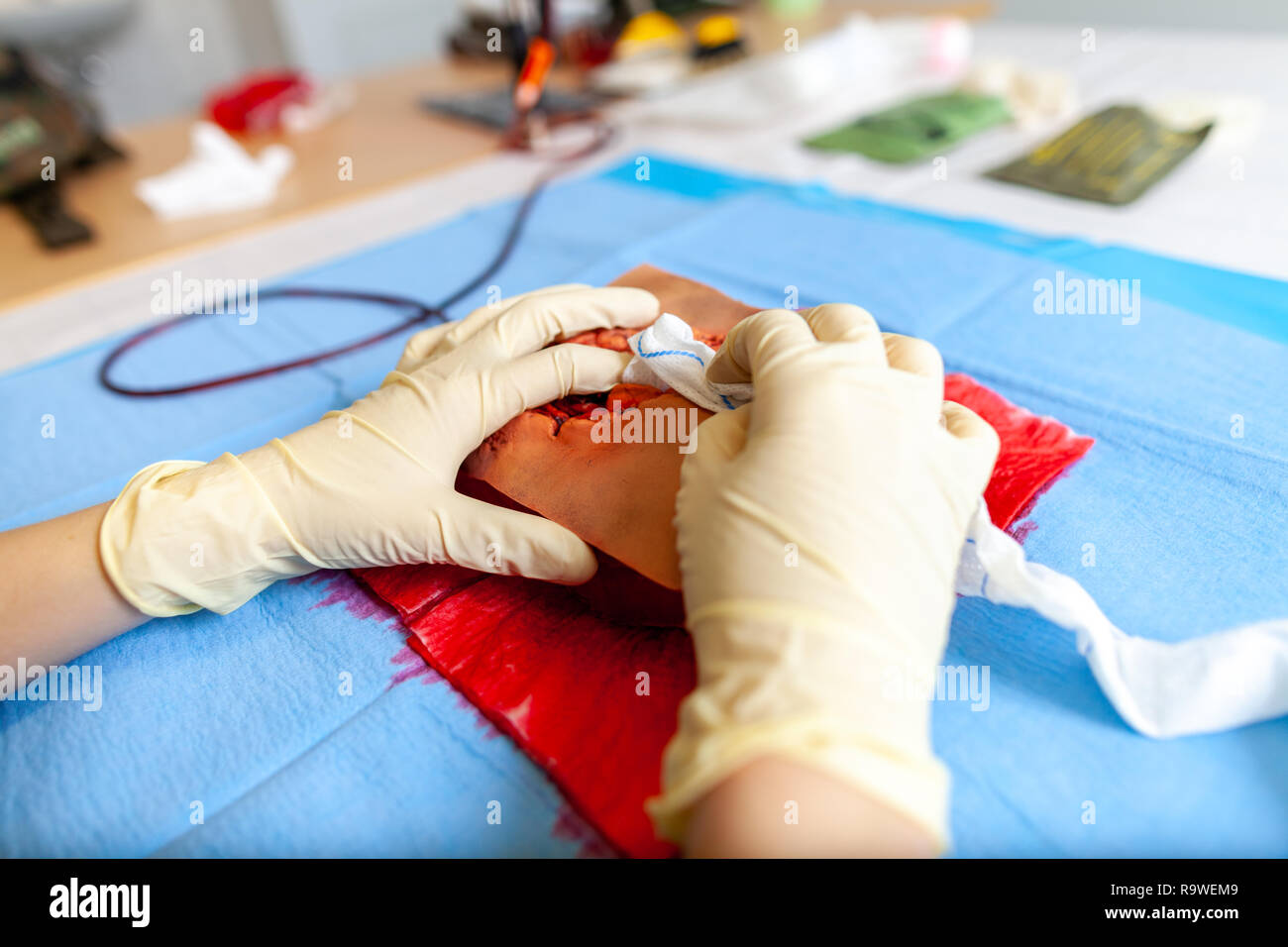Infirmier militaire allemand de contrôle des saignements pratique sur une blessure dummy Banque D'Images