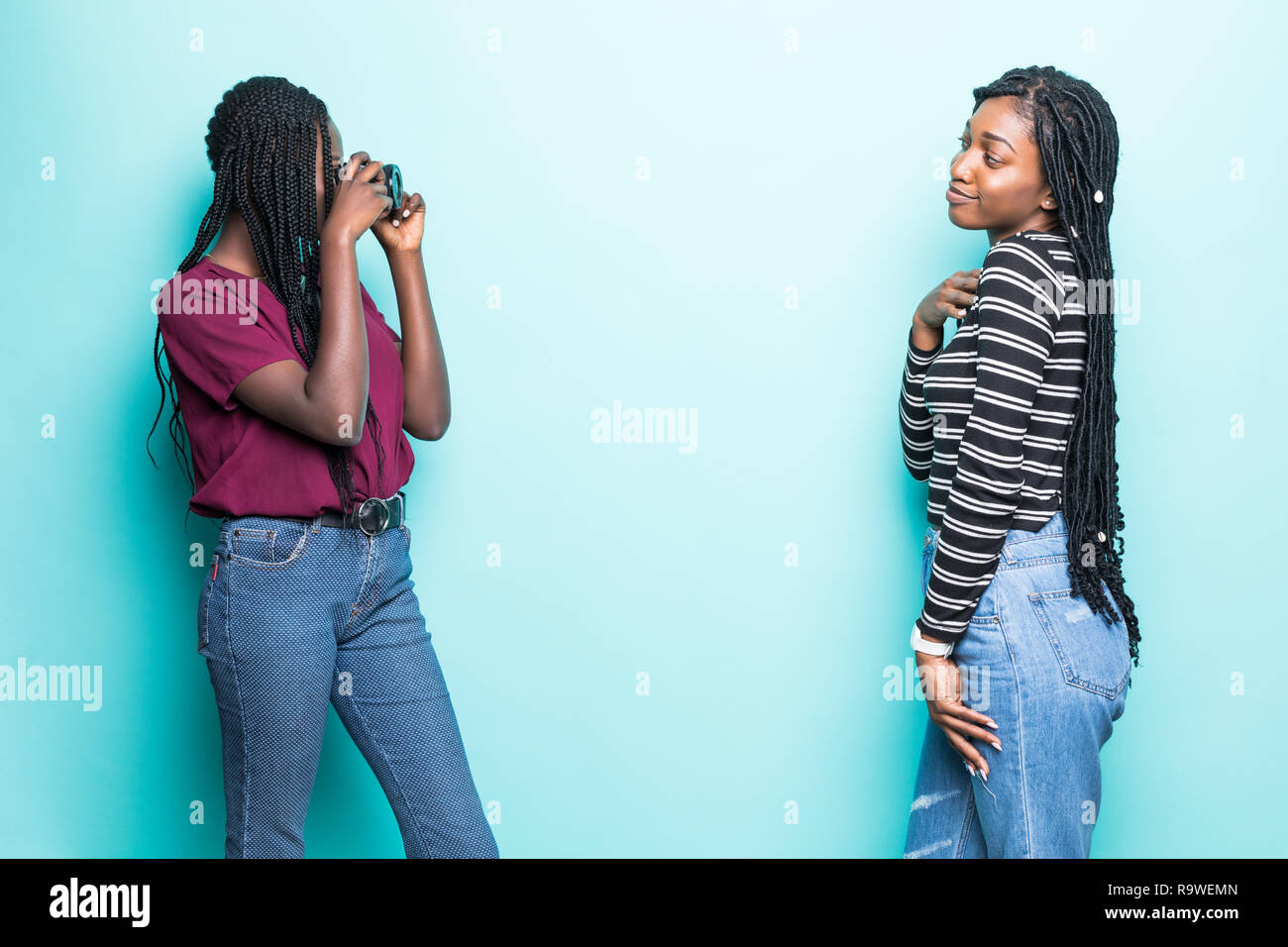 Photo d'un africain pour prendre des photos sur l'appareil-photo d'autres pays africains fille isolé sur fond vert Banque D'Images