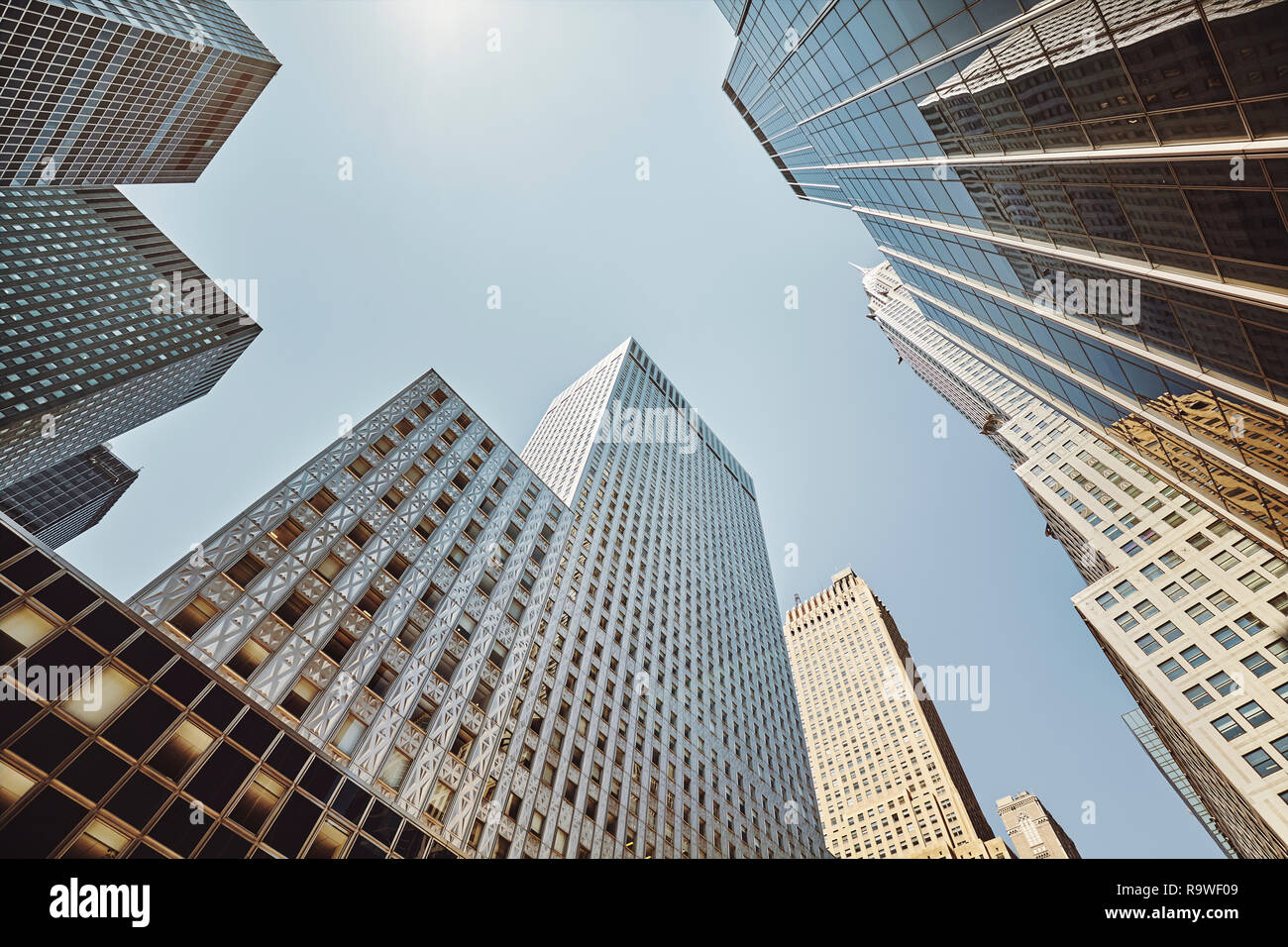 À la recherche jusqu'à New York, des gratte-ciel aux tons couleur photo, USA. Banque D'Images