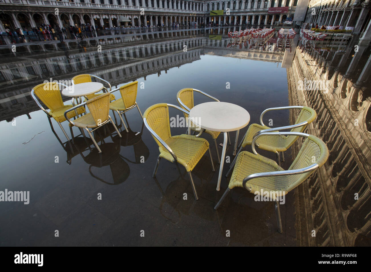 Café de la rue en photo au cours de acqua alta (haute) de l'eau sur la Piazza San Marco à Venise, Italie. Banque D'Images
