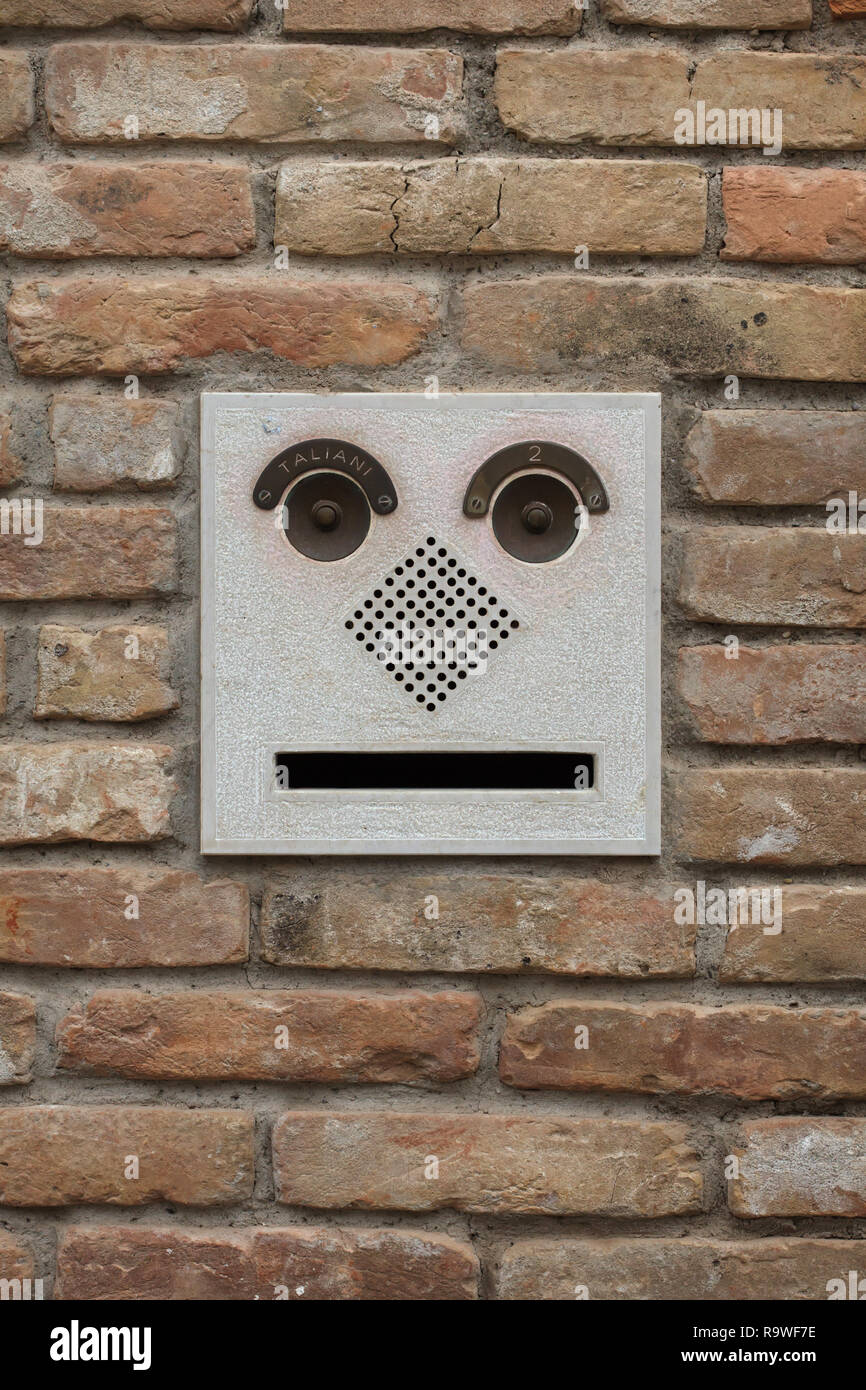 Les sonnettes et boîtes aux lettres de la forme d'un smiley à Venise, Italie. Banque D'Images