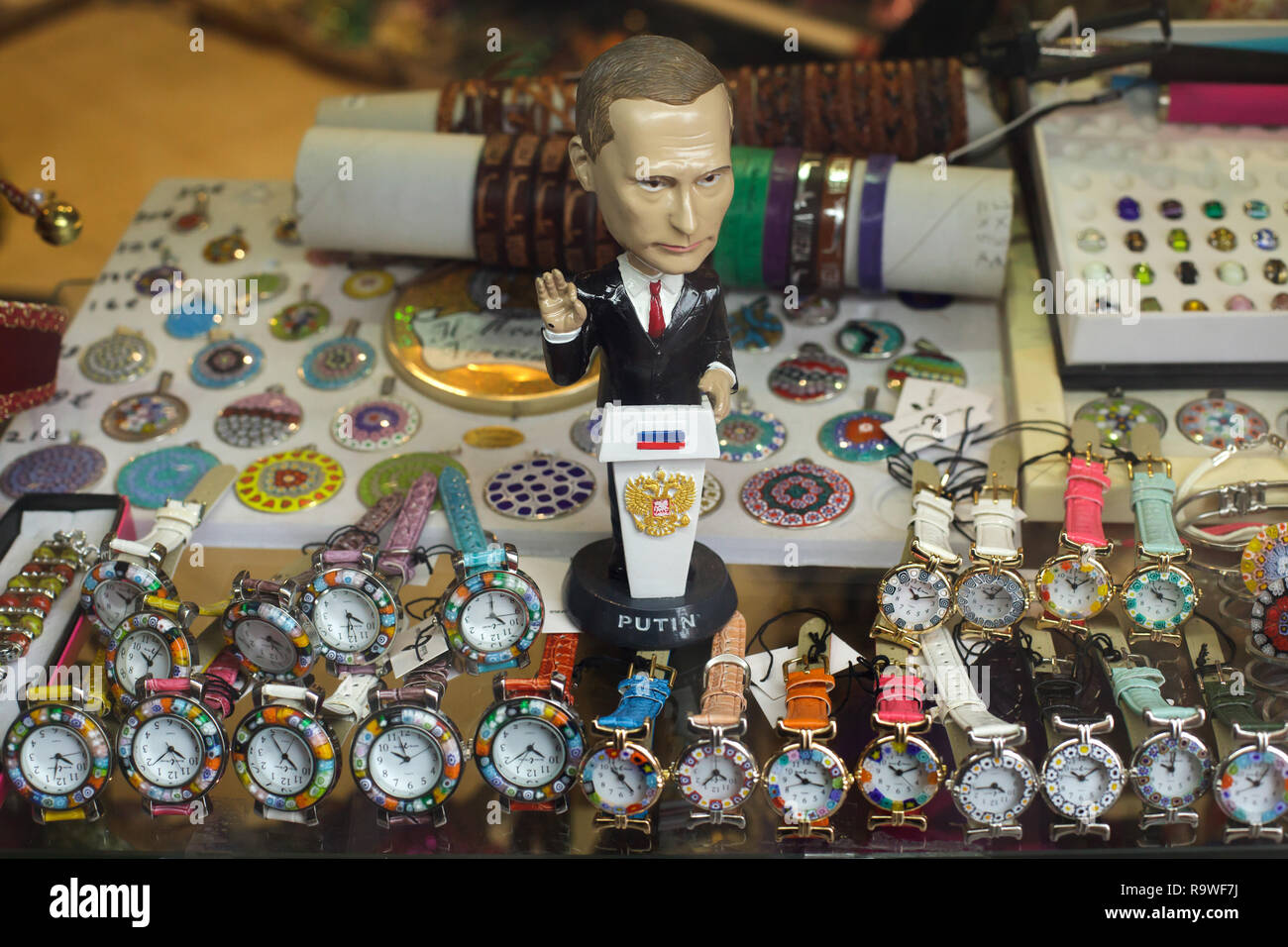 Statuette de président russe Vladimir Poutine en vente dans un magasin de souvenirs à Venise, Italie. Banque D'Images
