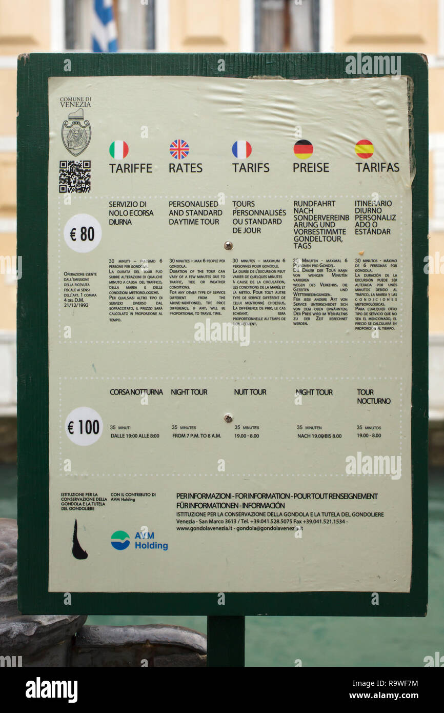 Les taux officiels pour gondola tours installé sur l'arrêt de gondole à Venise, Italie. Selon la liste des prix, un standard de 30 minutes tournée de jour coûte 80 euros alors qu'une visite nocturne de la ville coûte 100 euros. Banque D'Images