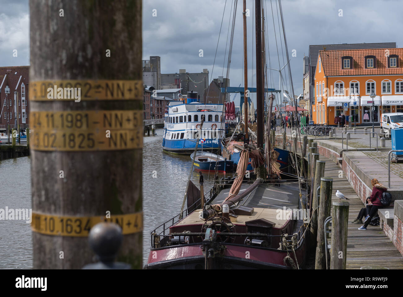Le petit port de la ville de Husum, à marée basse, Frise du Nord, Schleswig-Holstein, Allemagne du Nord, en Europe Banque D'Images