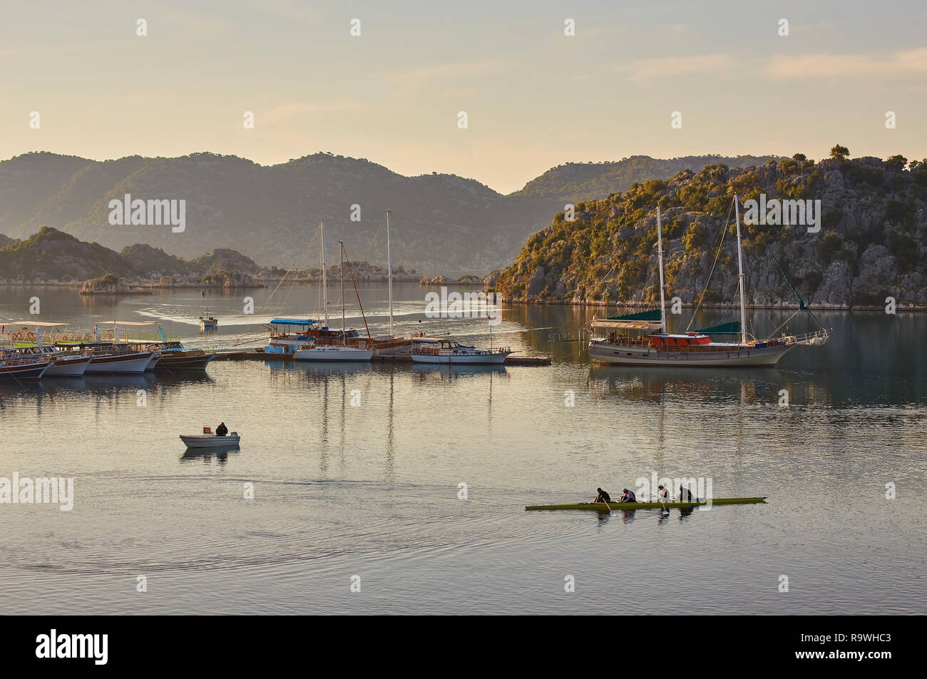 Magnifique vue sur la baie de la Méditerranée avec des yachts et bateaux, Demre district, province d''Antalya, Turquie. Banque D'Images