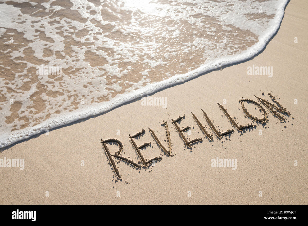 Réveillon, un mot français qui est utilisé pour les cérémonies du Nouvel An au Brésil, à la main sur la plage de Copacabana avec une vague à Rio de Janeiro Banque D'Images