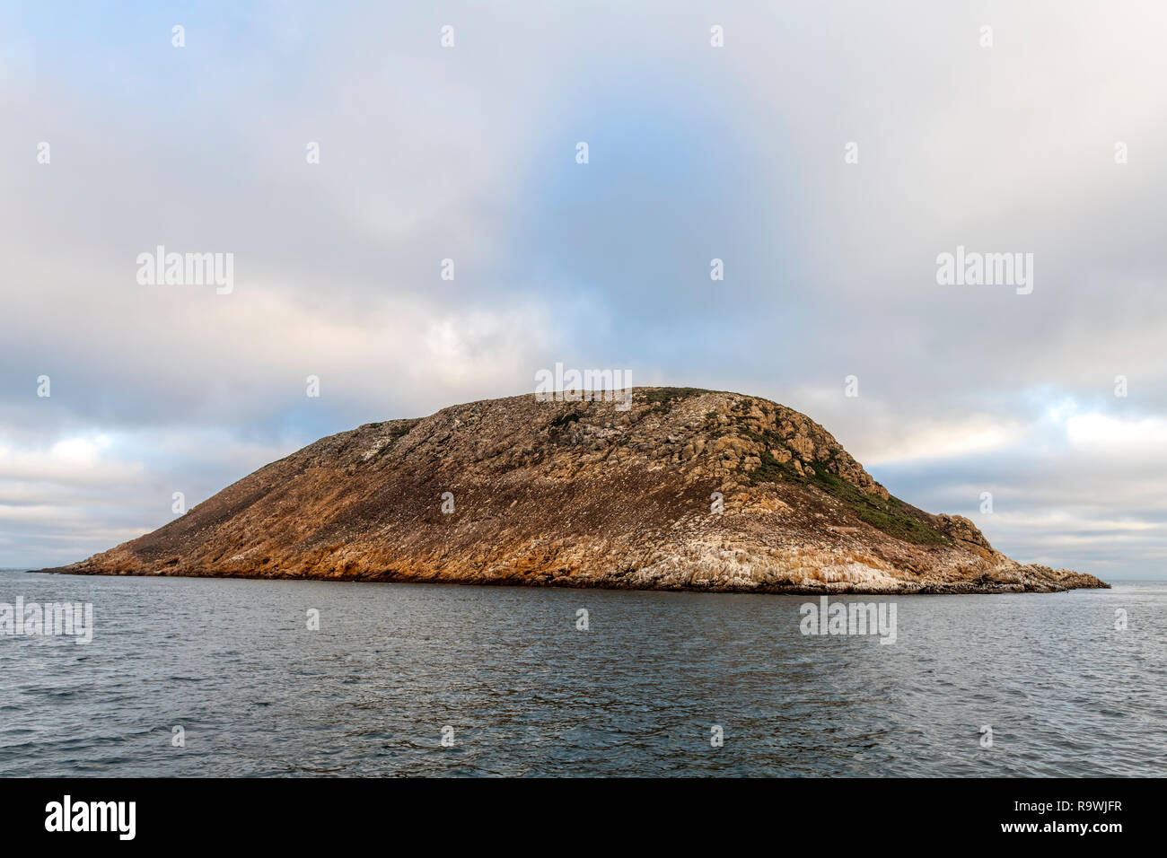 Une petite île au large de la périphérie d'un grand Channel Island dans le sud de la Californie montre sa robustesse et l'isolement. Banque D'Images