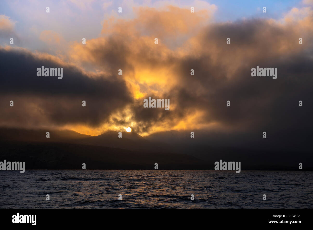 Un très moody, sombre et surréaliste coucher de soleil sur l'île de Santa Cruz en Californie du sud. Banque D'Images