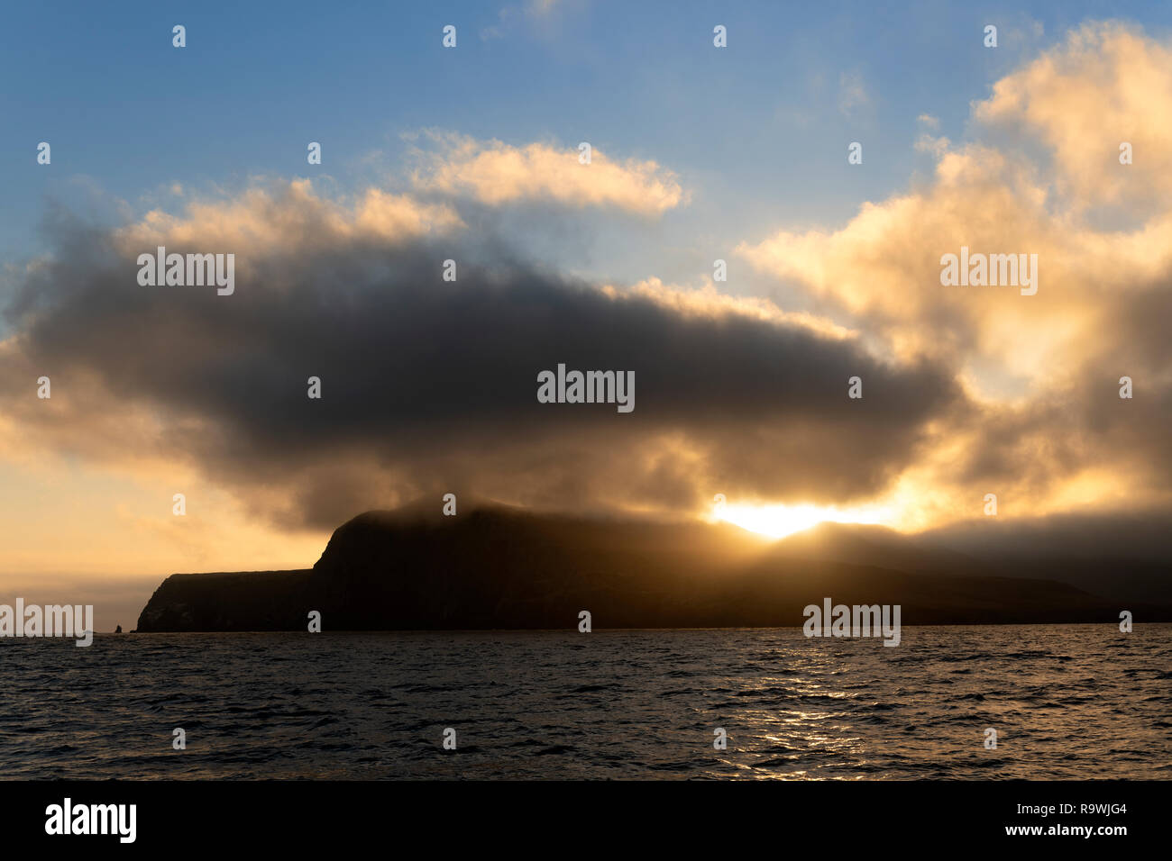 Un très moody, sombre et surréaliste coucher de soleil sur l'île de Santa Cruz en Californie du sud. Banque D'Images