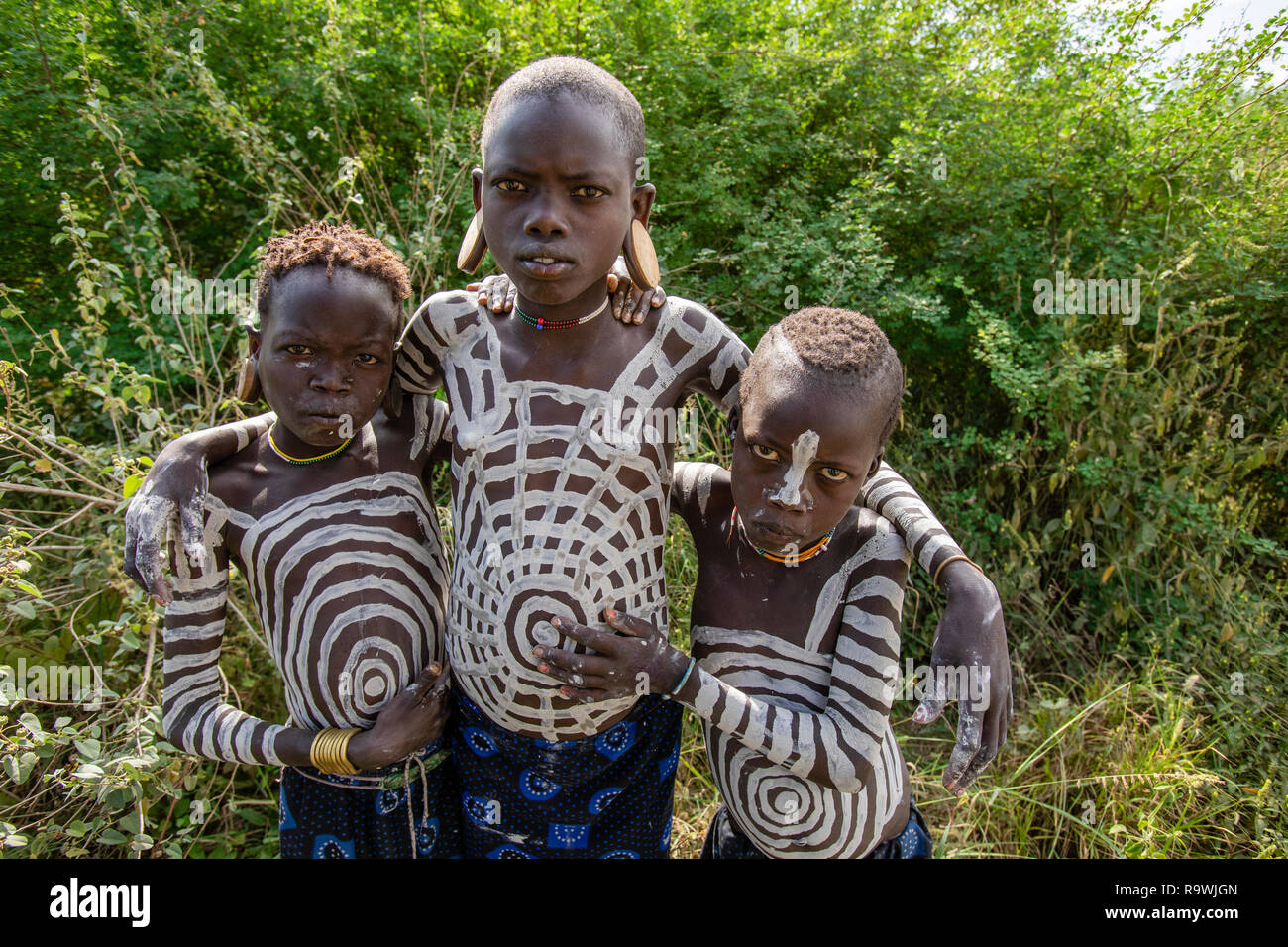 Les garçons de la tribu Mursi Vallée de l'Omo, Ethiopie Banque D'Images