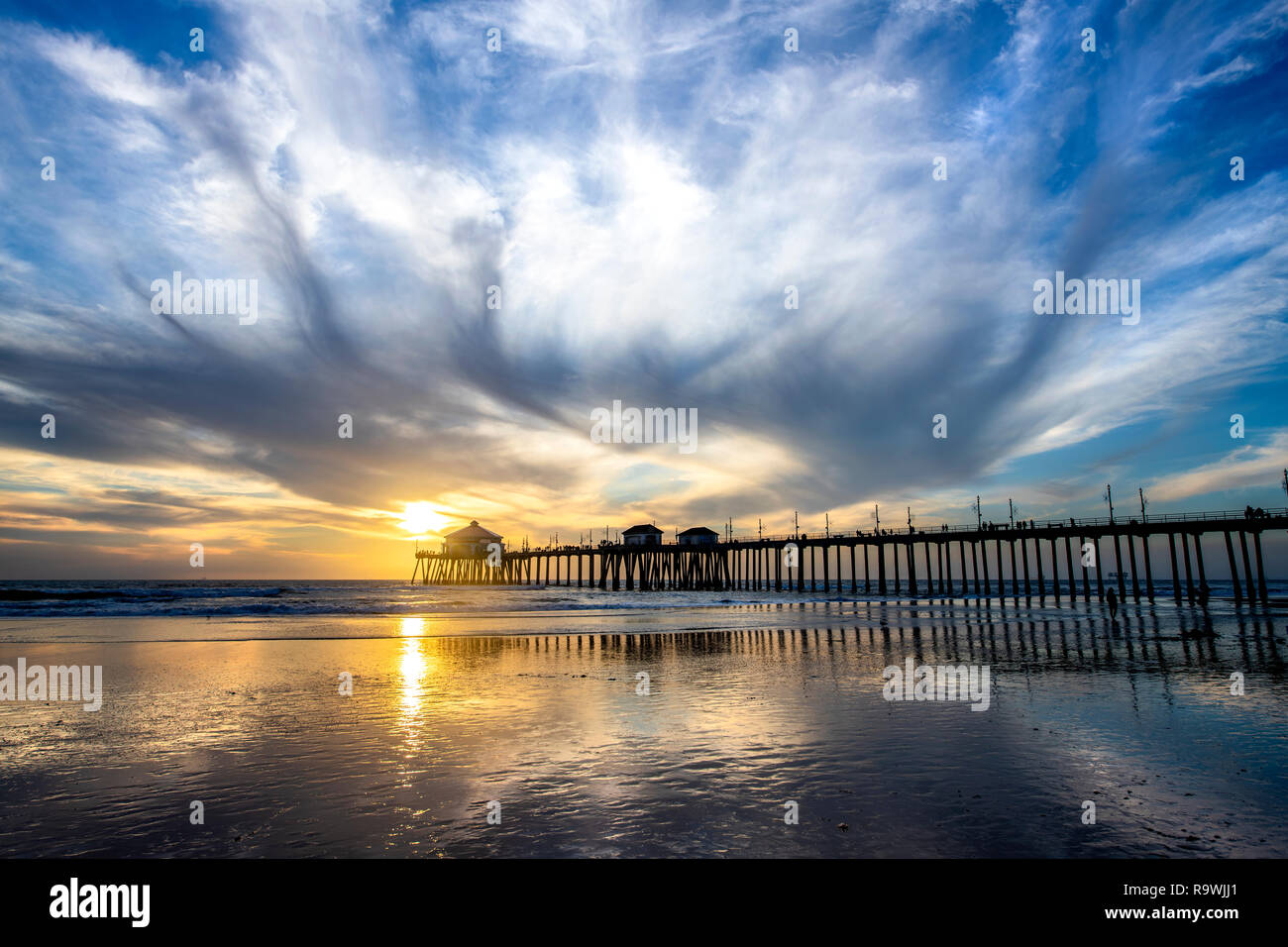 Paysage surréaliste au coucher du soleil au-dessous de l'horizon le long de Huntington Beach, jetant une belle lueur et paysage paisible. Banque D'Images